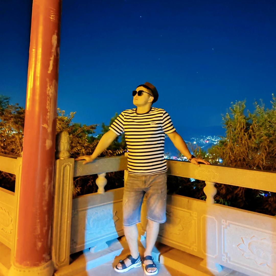 依旧是卖🐑牛羊肉的小伙子