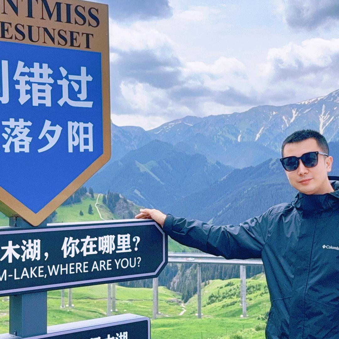 小哥很爱吃
