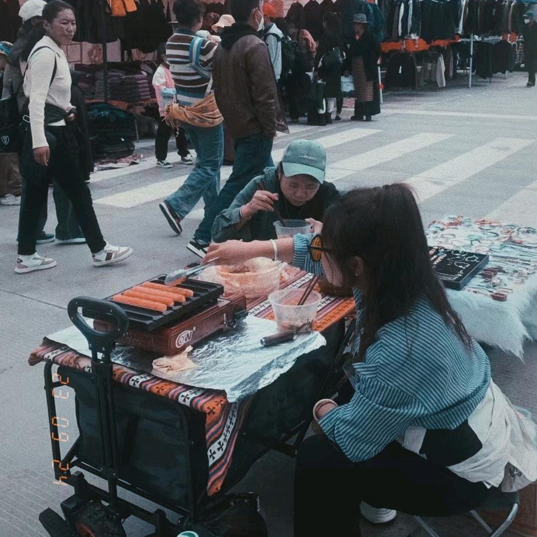 边旅游边摆摊的河南女生(西藏)