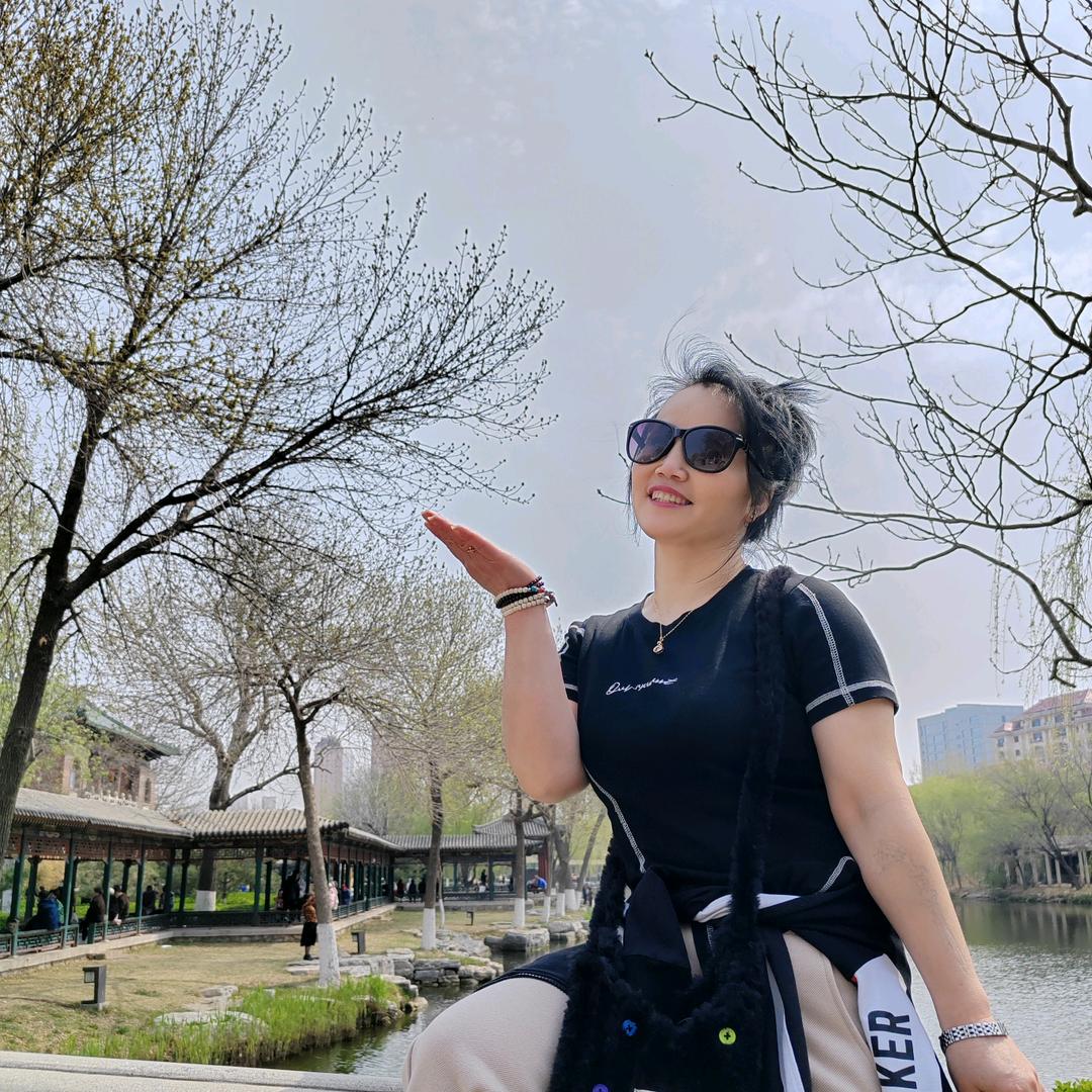 辉姐，爱摇呼啦圈