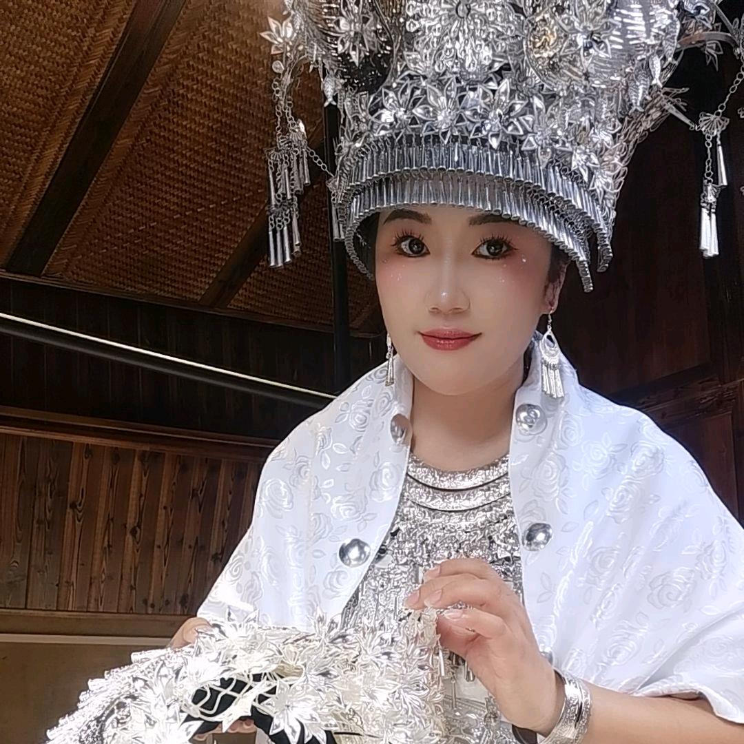 雪看花落