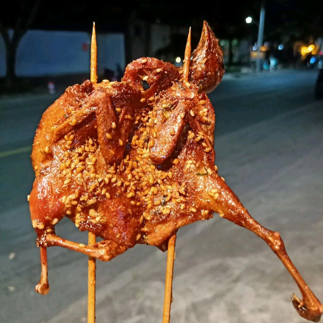 东苑小市场碳火烤鹌鹑