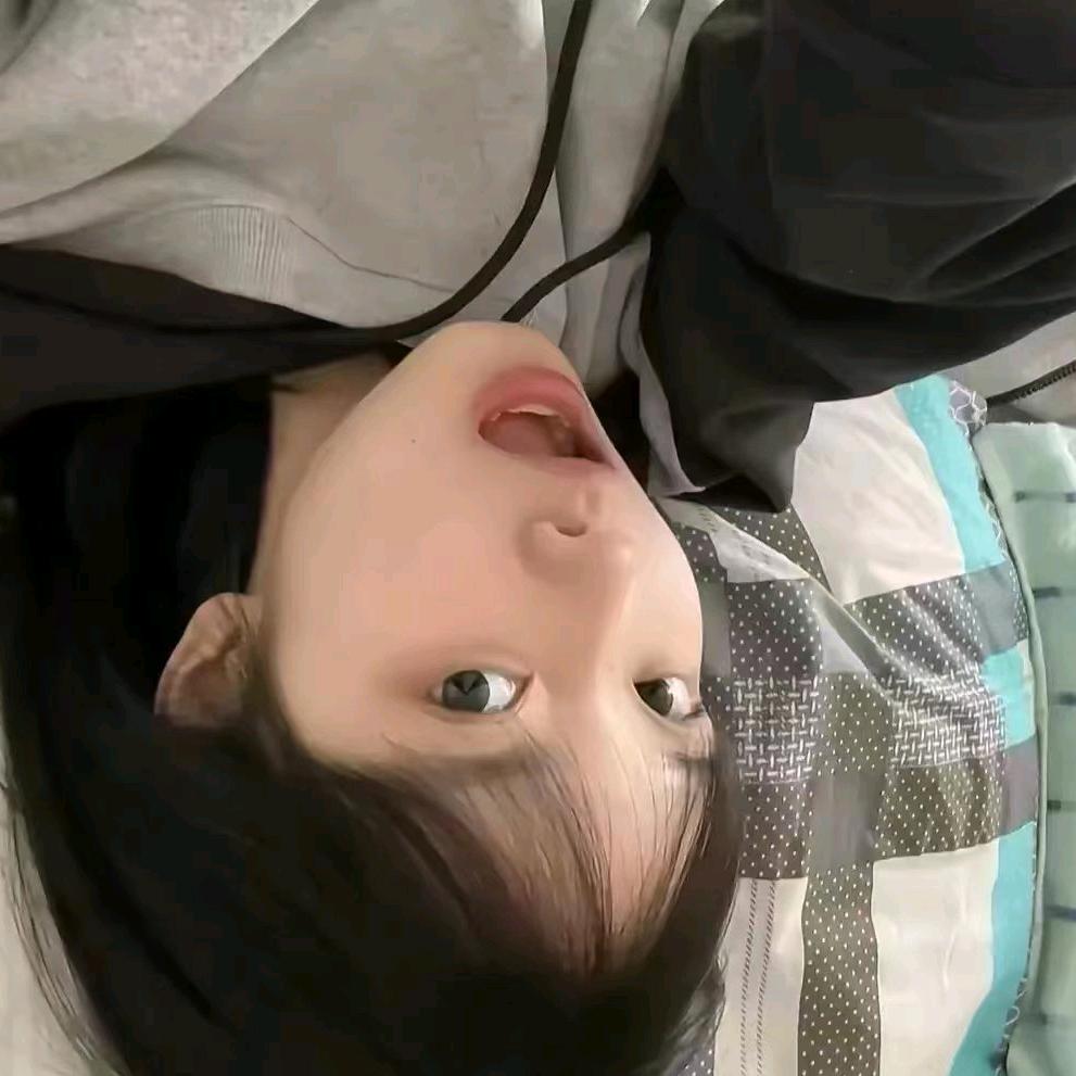 低头脸红。