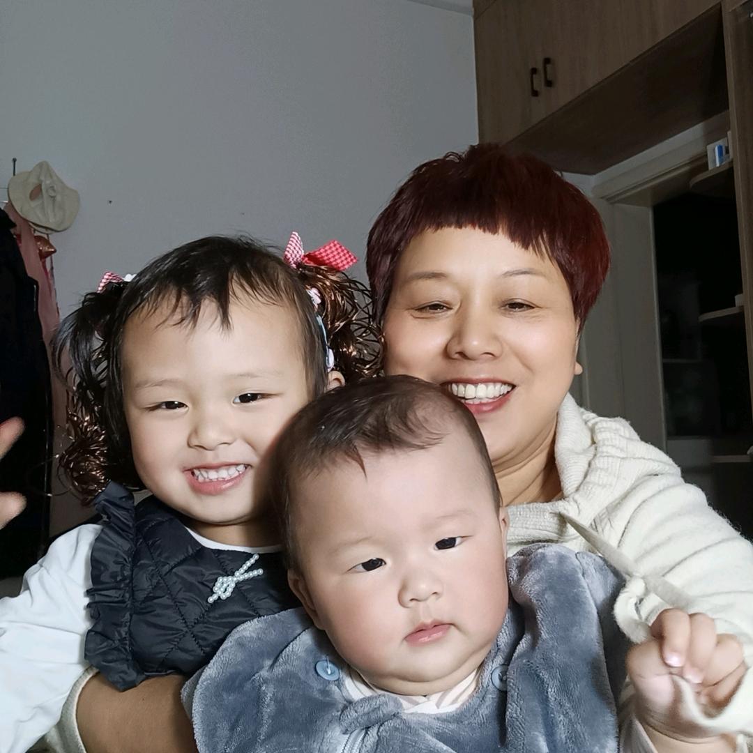 七零带两个孙女的奶奶