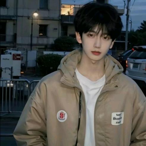 小八不看美女😭