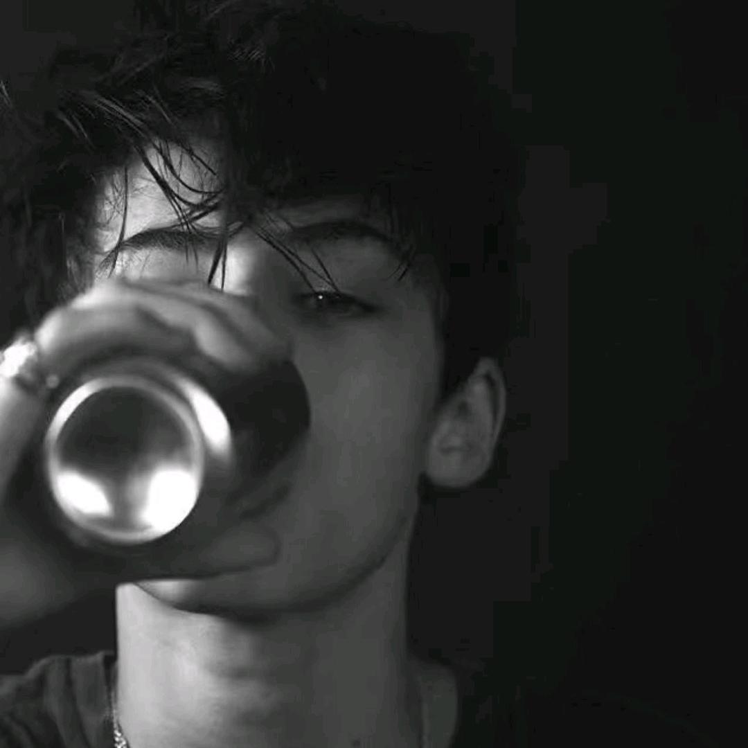 √