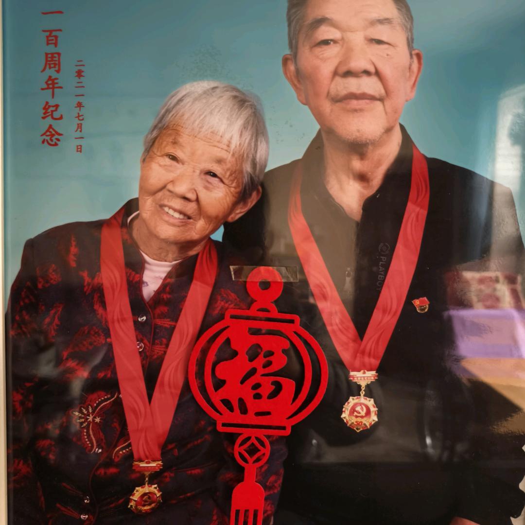 本人姓李，名光华，五十年代初，在公仓包包