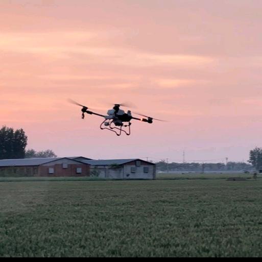 开无人机的✈️李