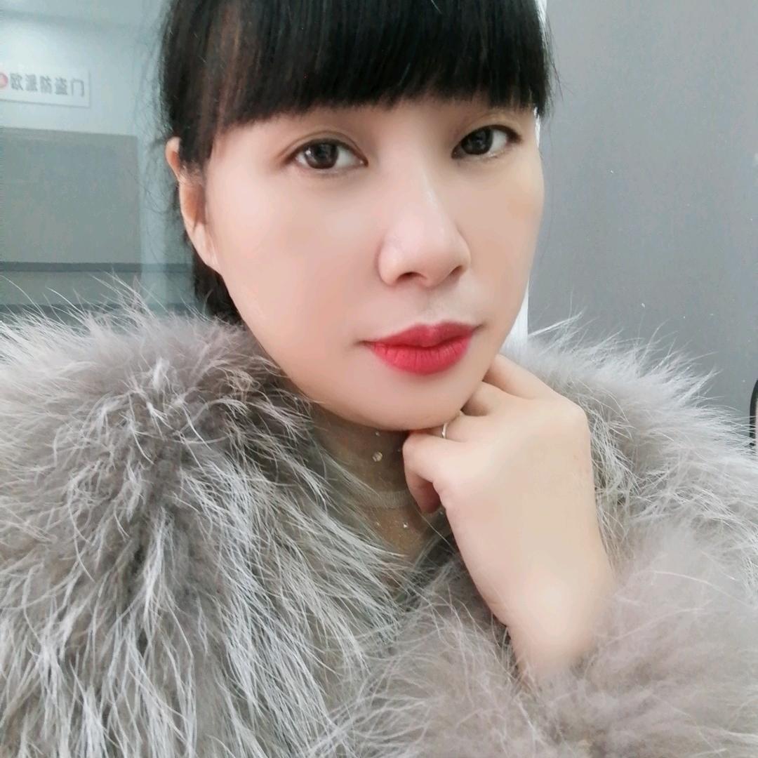 小何.