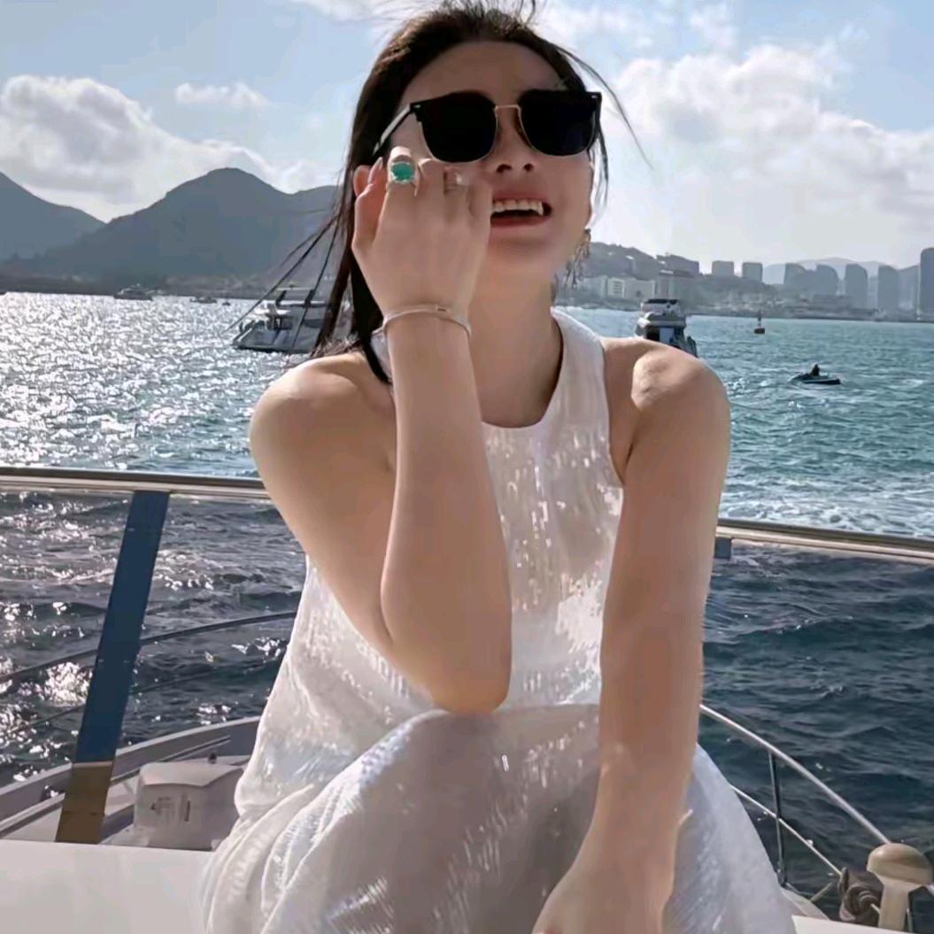 袁艺灵精致穿搭