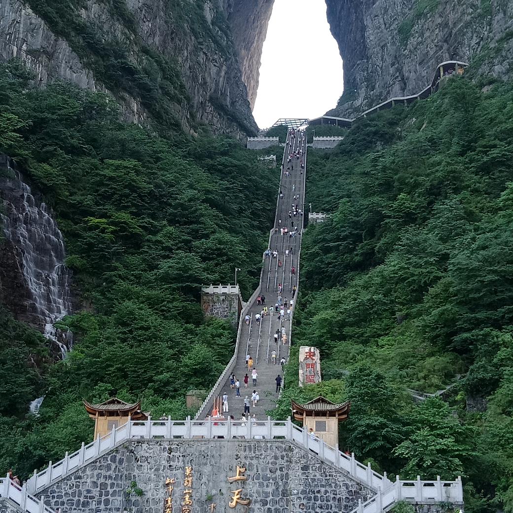 走在青春的路上