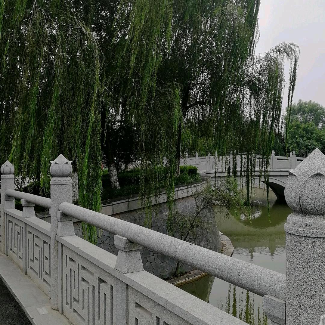 等待…