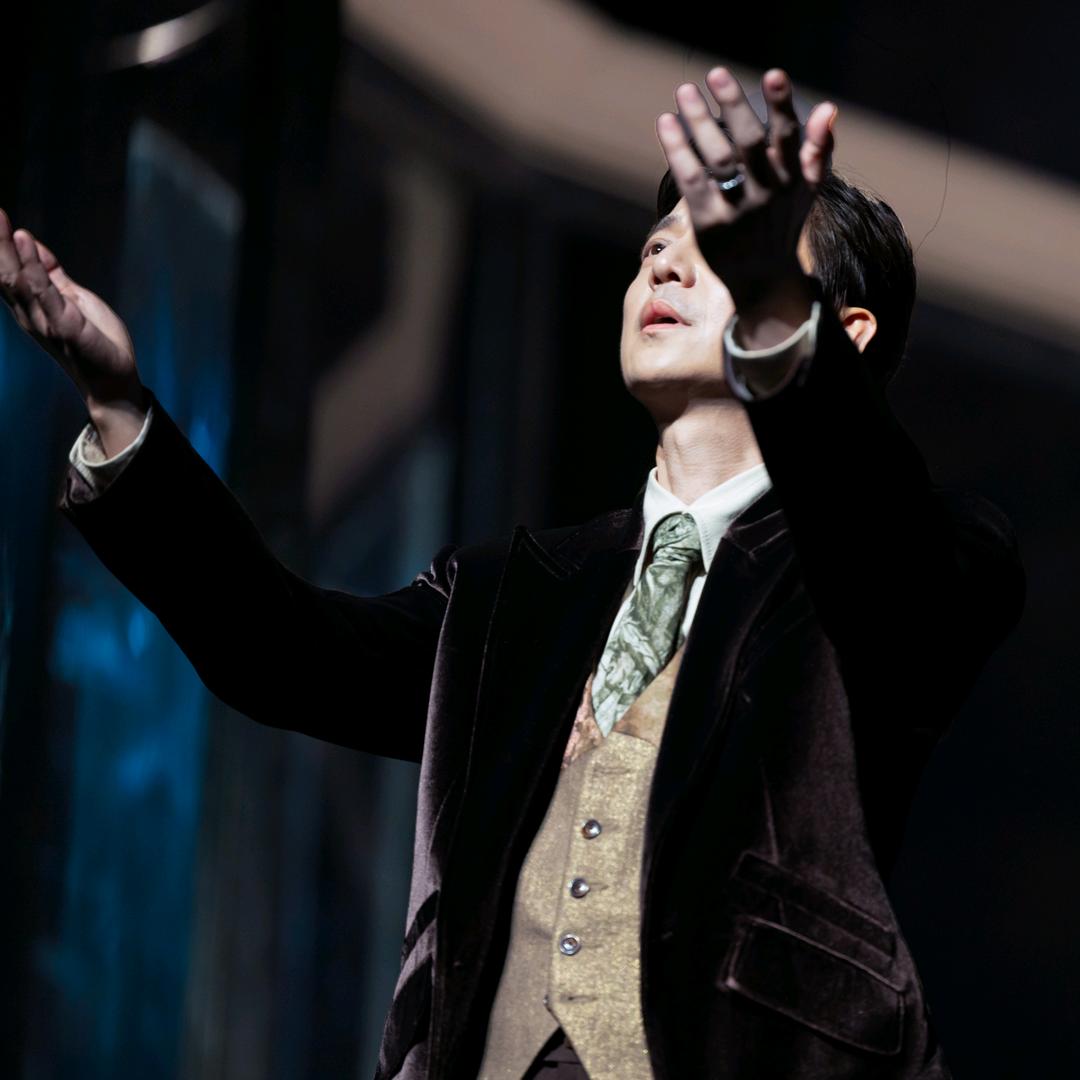 梧桐垂叶落满秋.