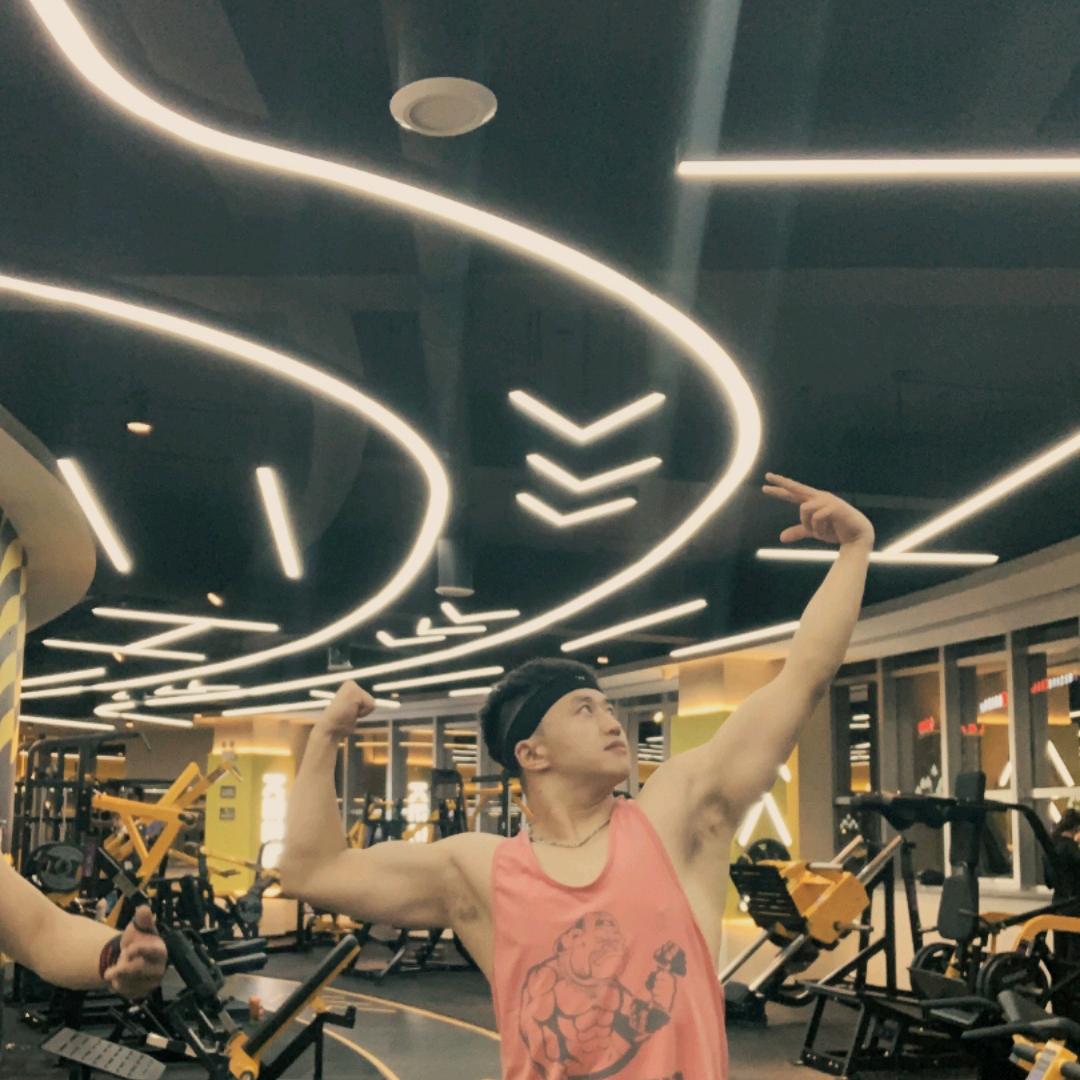 举铁雷子🏋️‍♂️（减脂）