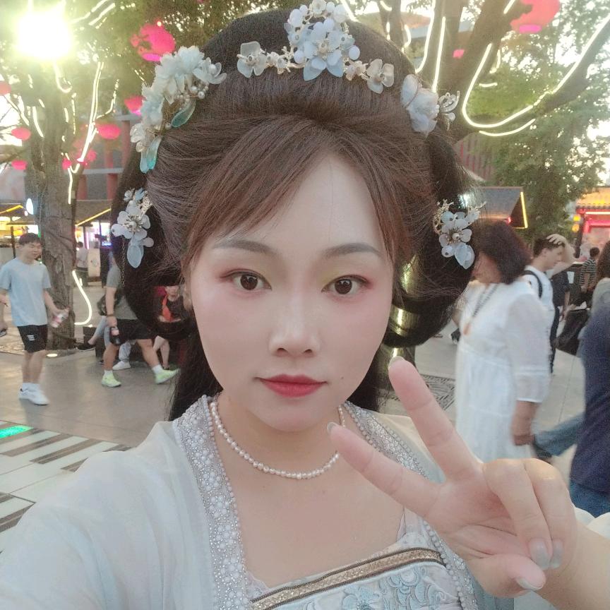 ╭( ′• o •′ )╭☞是晓玉吖