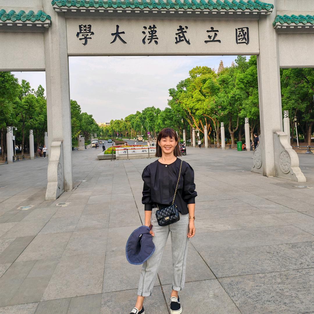 半疯半傻半痴颠（得过且过）