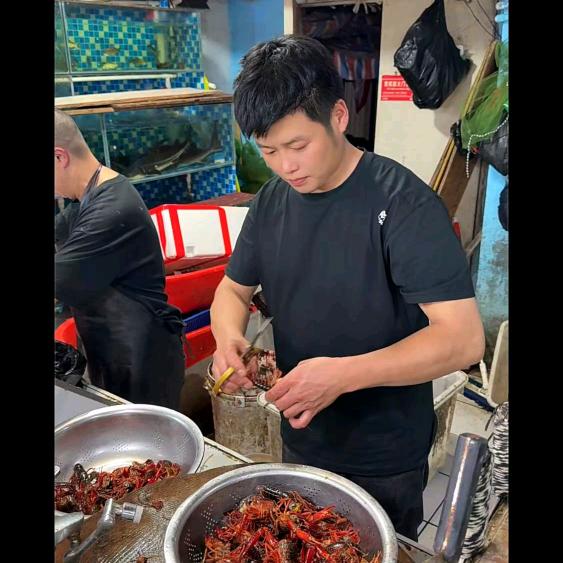 贵州毕节人来鱼往海鲜谢小宝