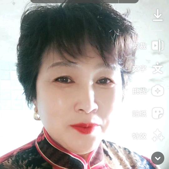 柳芳，两宝奶奶