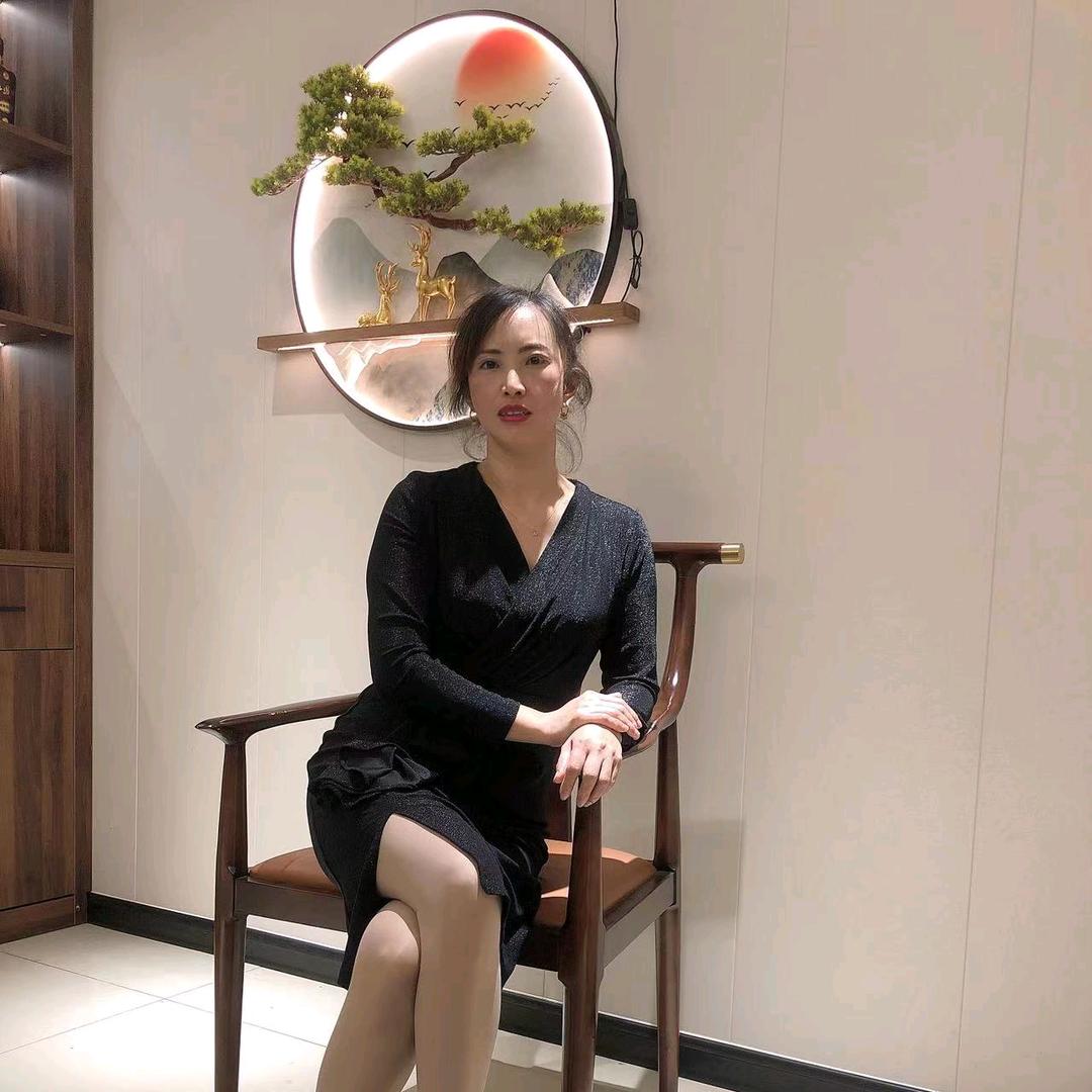 爱跳舞的卤味老板娘