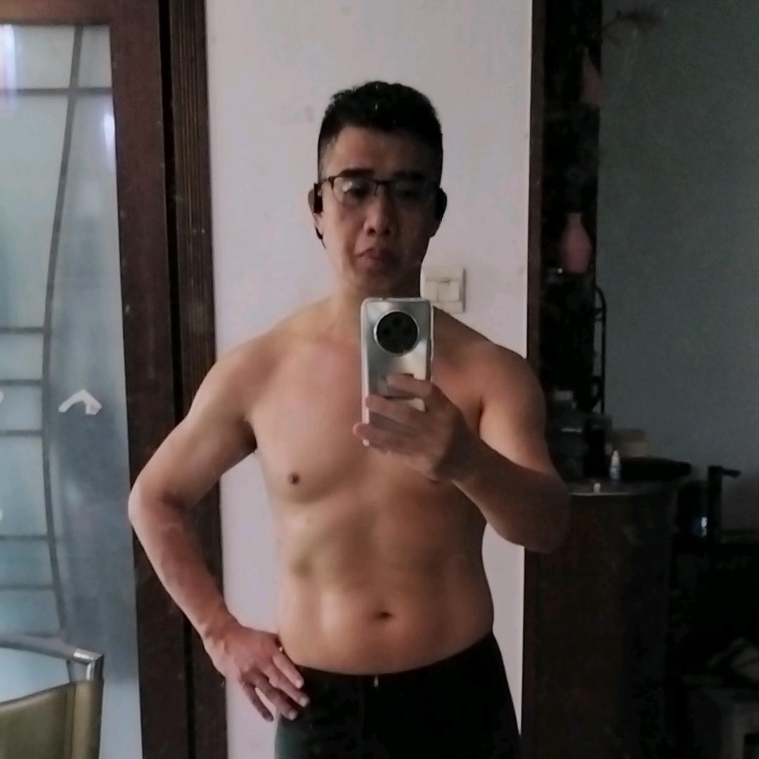 晨跑者秋福（正在练马甲线）