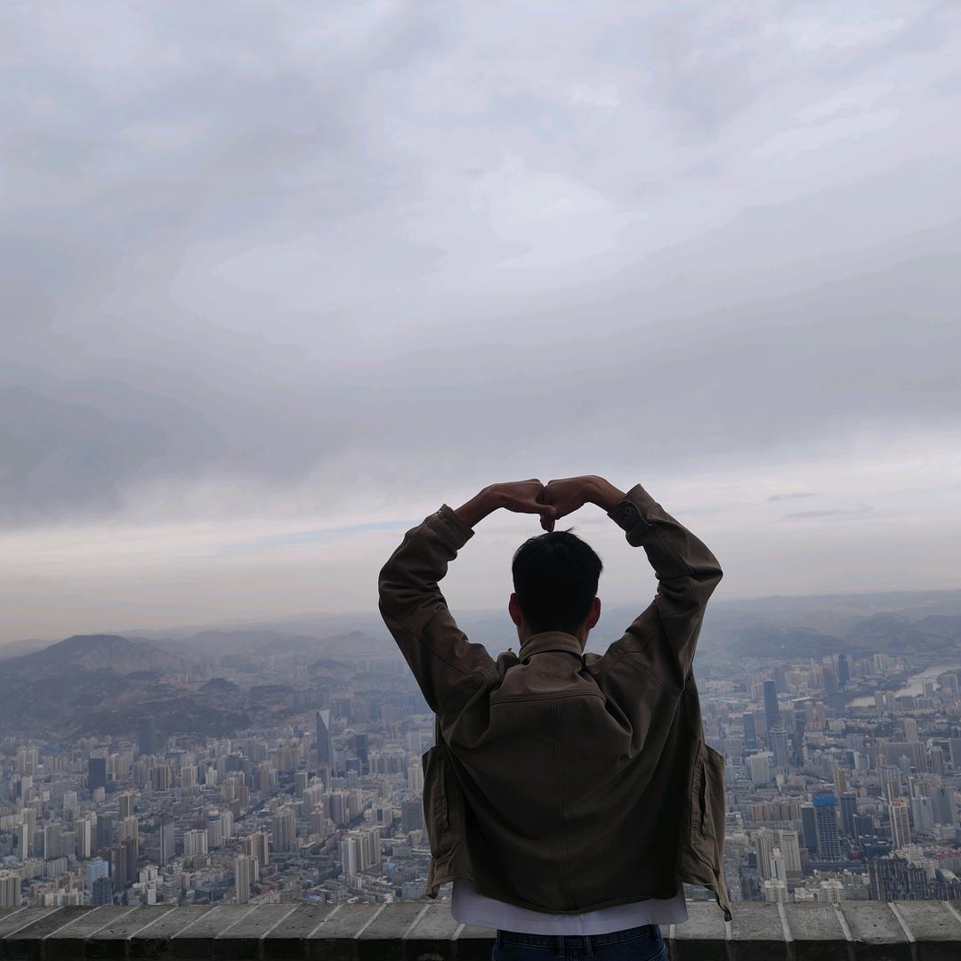 爱钓鱼打球的游泳教练