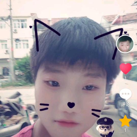 ⻖韦东兵喝啤酒