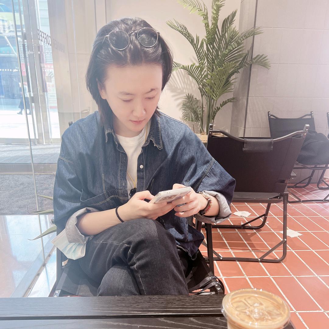 初九.