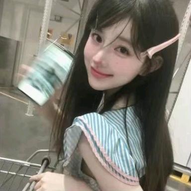 周周.