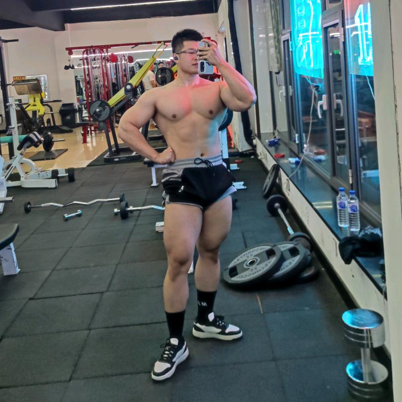 阿满有点肌肉