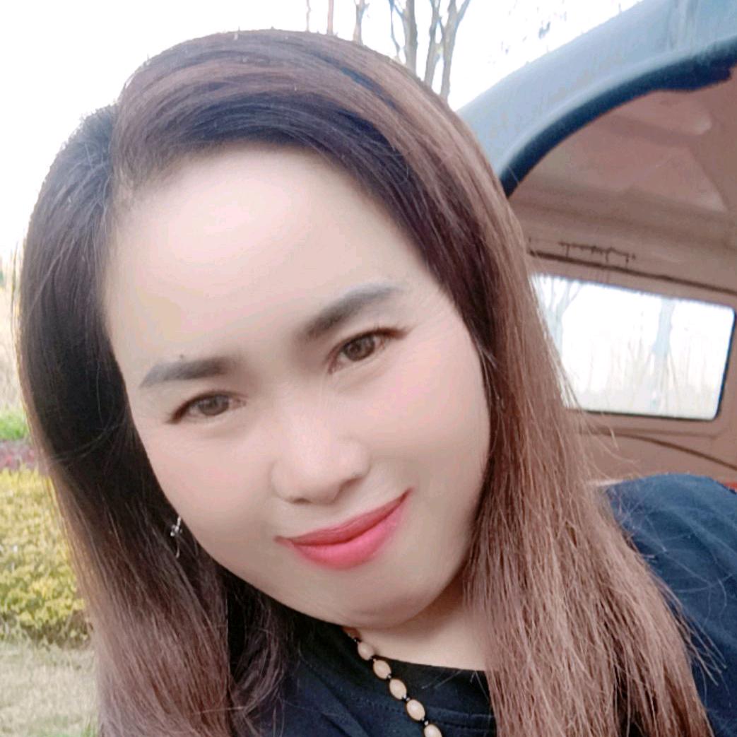 开心快乐的何姐
