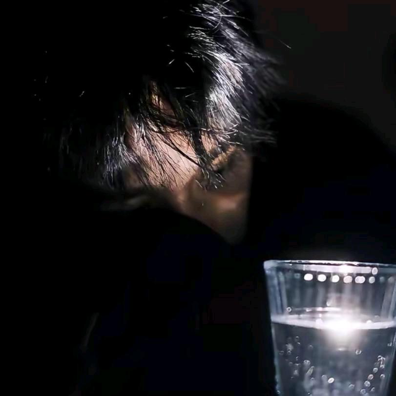 于是