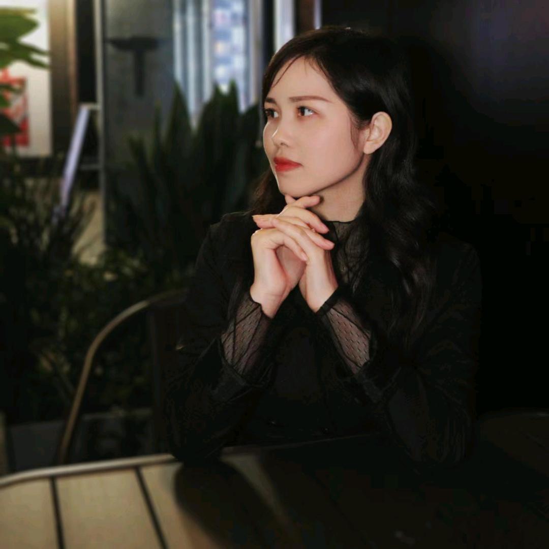 一只萌萌的兔耳朵