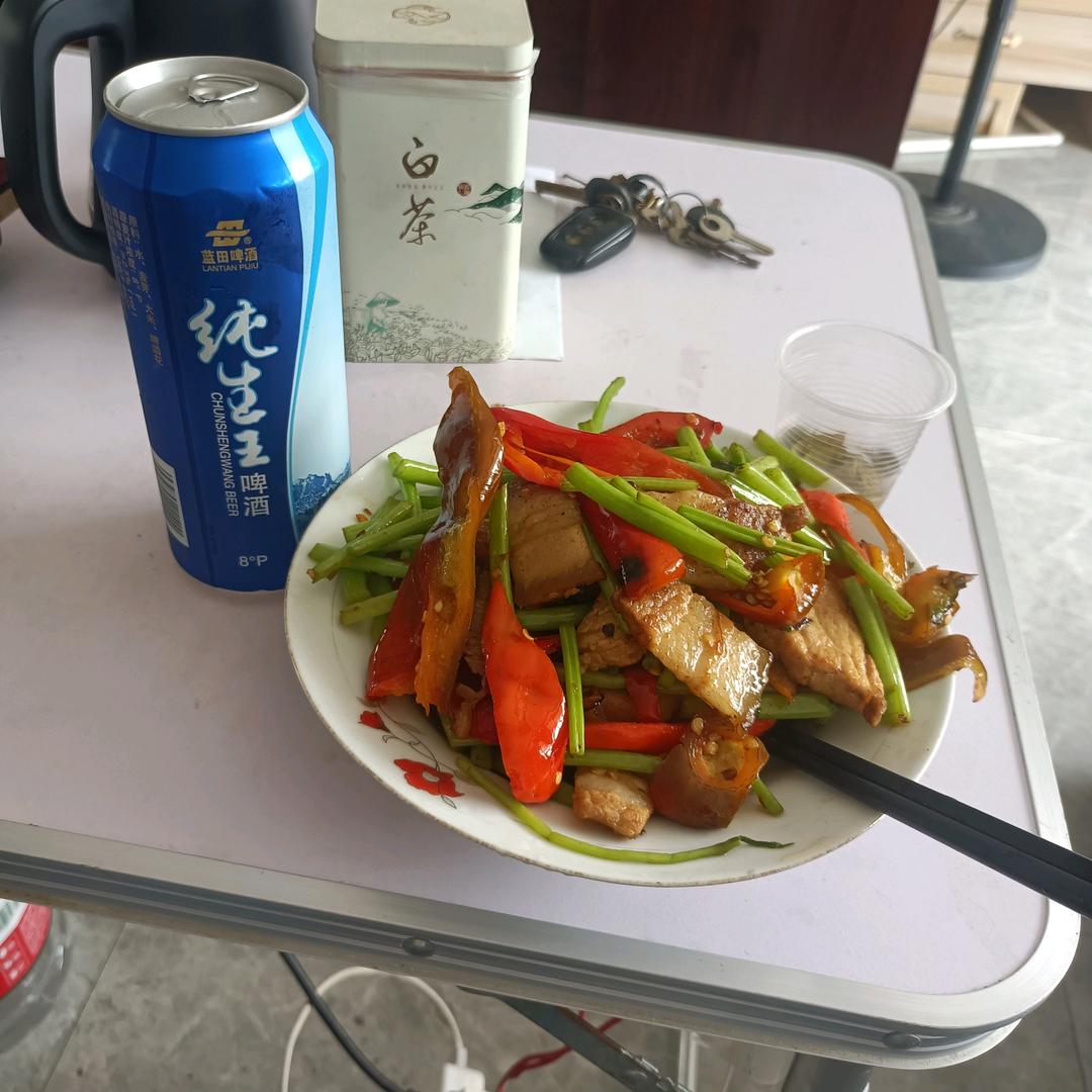 红衣服人就