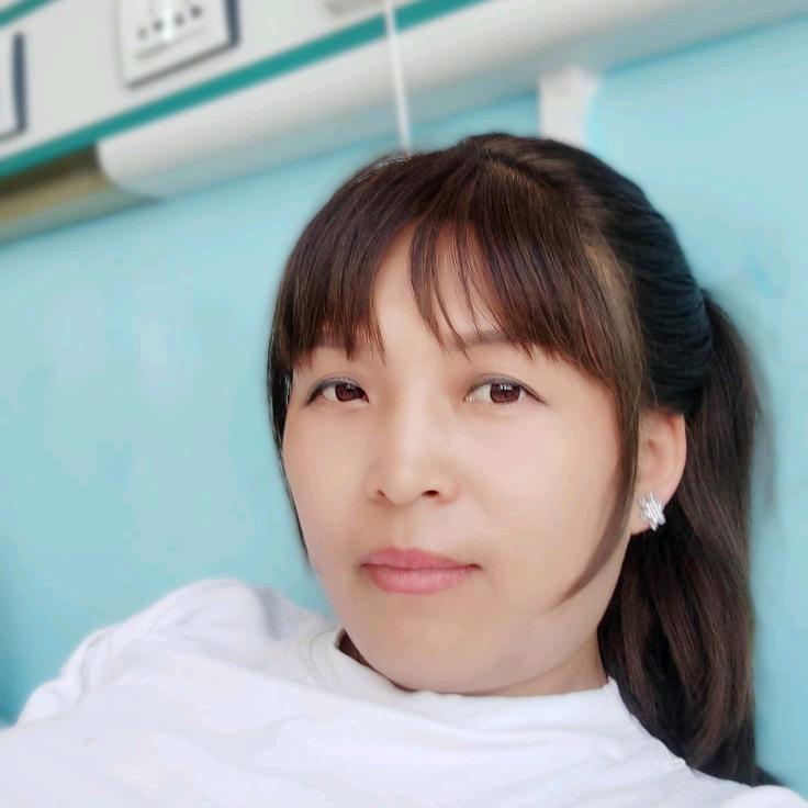 养猪猪的女孩