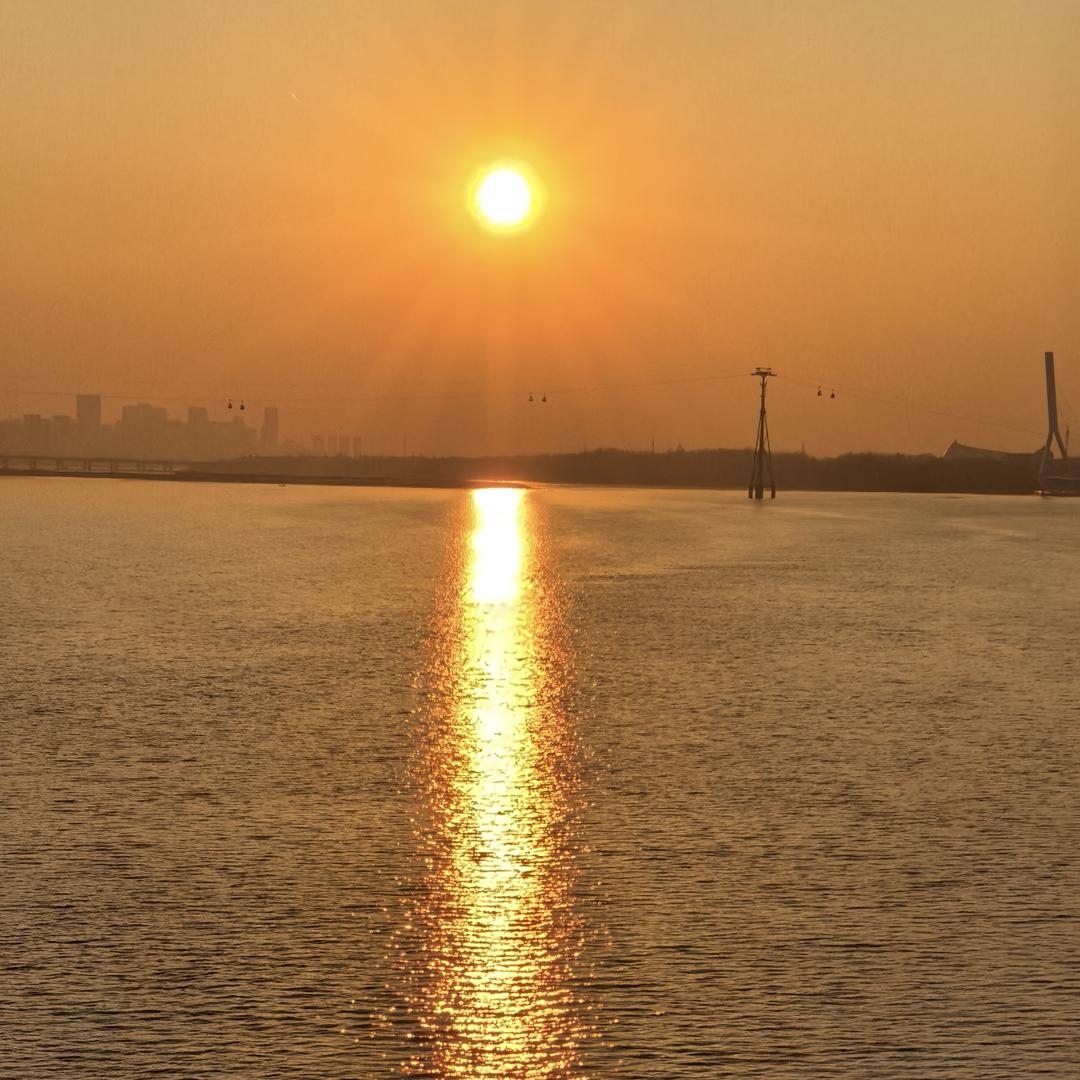 躲在衣橱里的花子