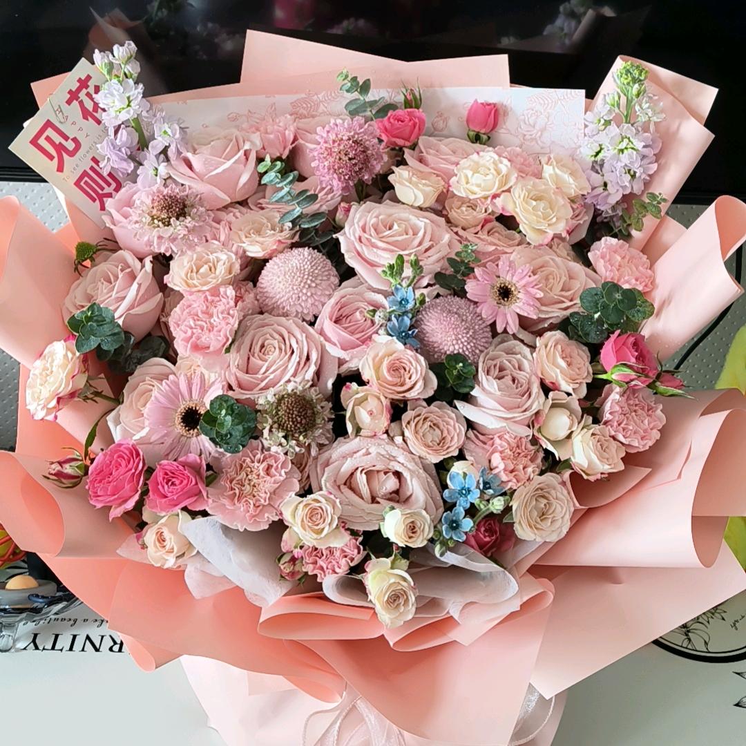 凤栖奥特莱斯衣架店员