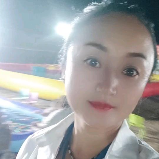 80后摆摊小妹