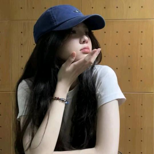 待在绿匣子里的猫
