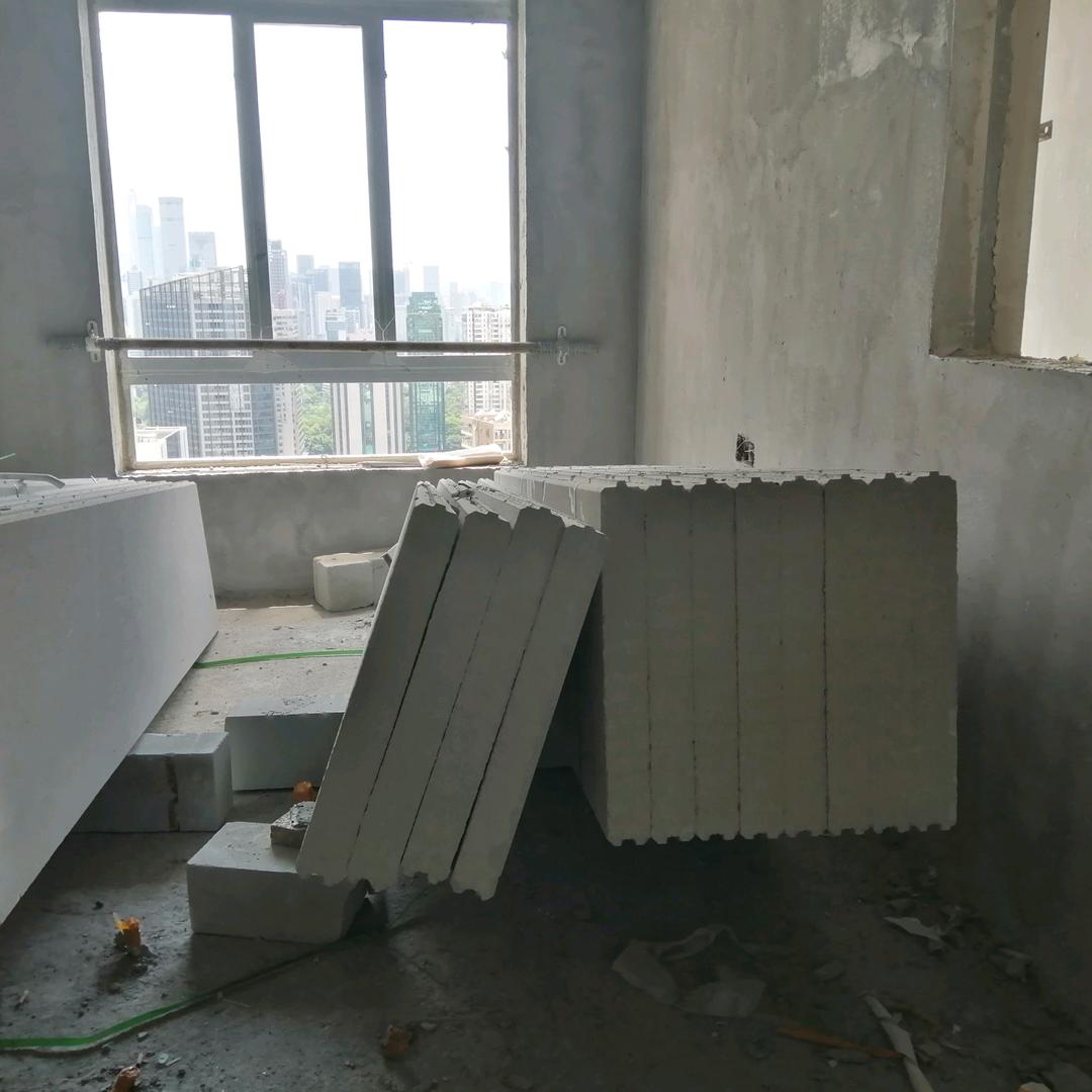 小罗哥装ALC墙板