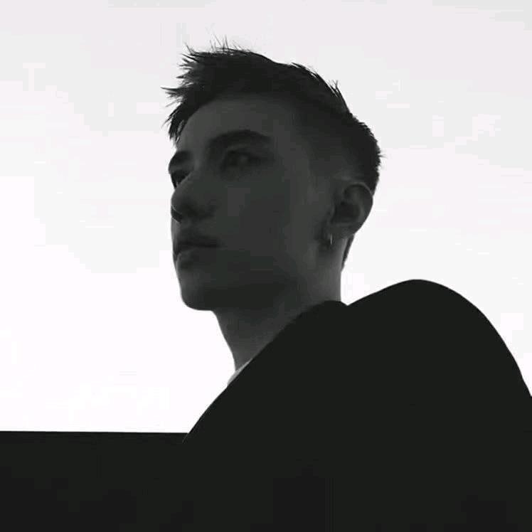 嗯.