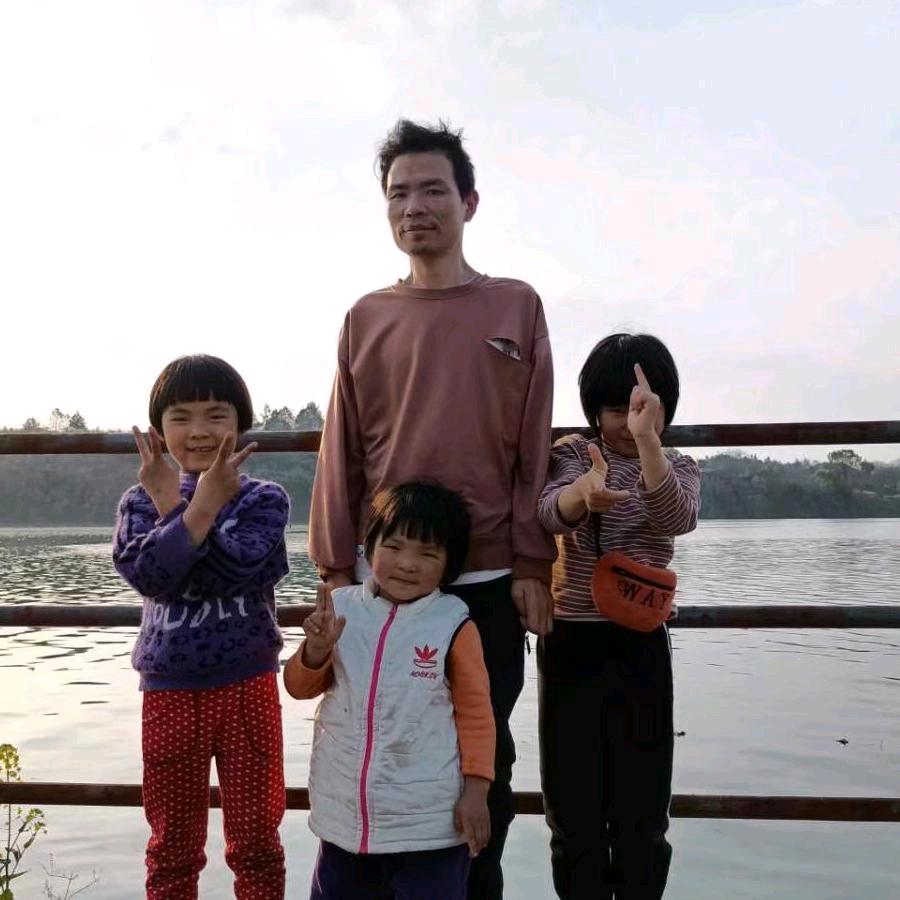 三位千金她爸