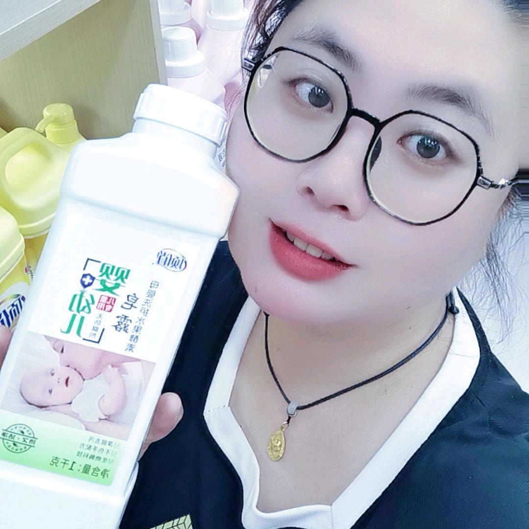 在常州卖顶俏洗护套装的小女孩♀