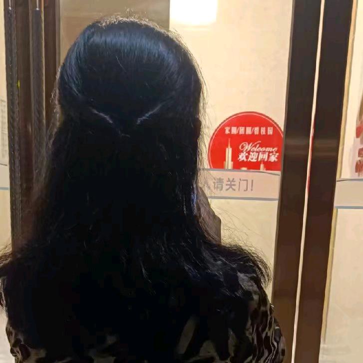 淡然一笑