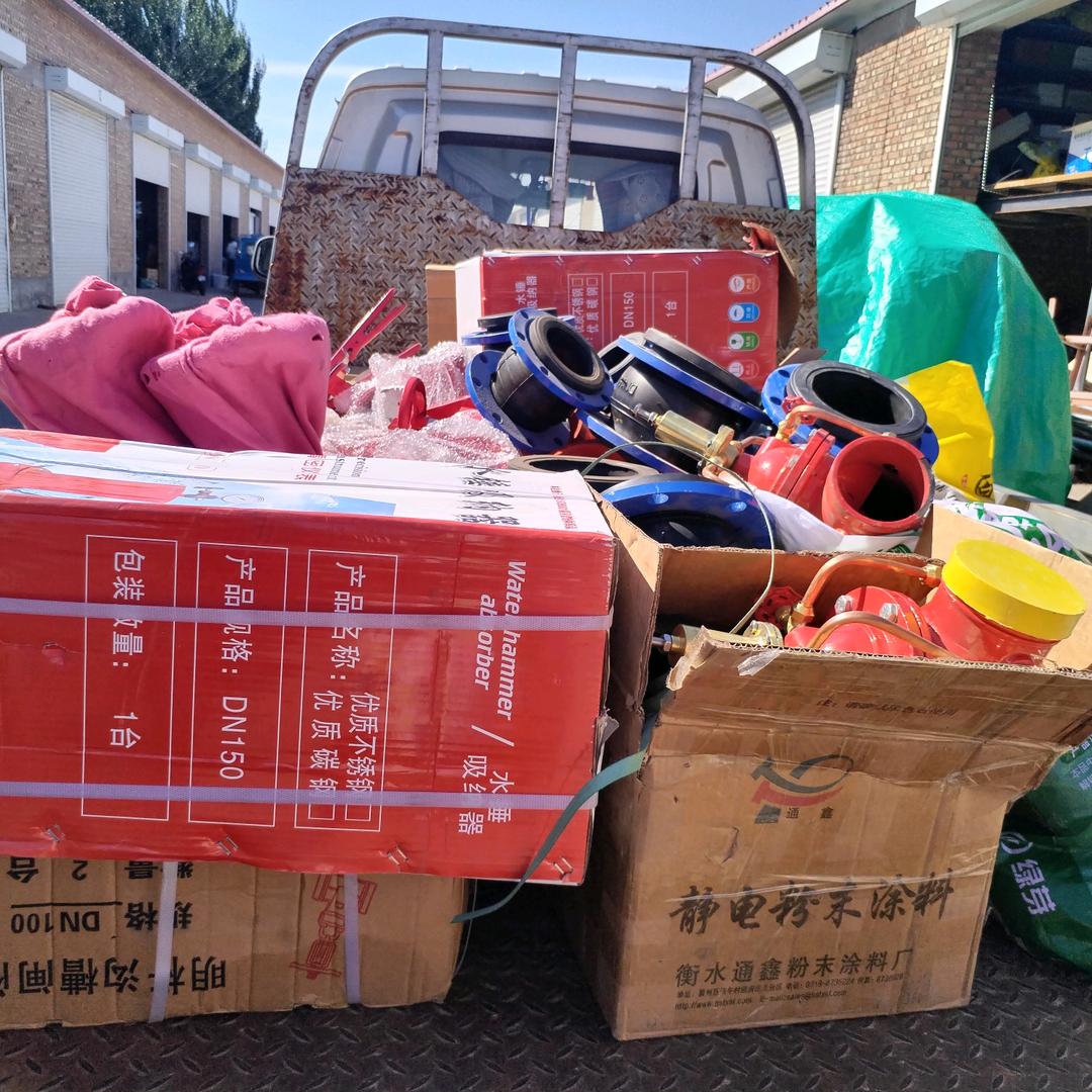 卖管件小姐姐