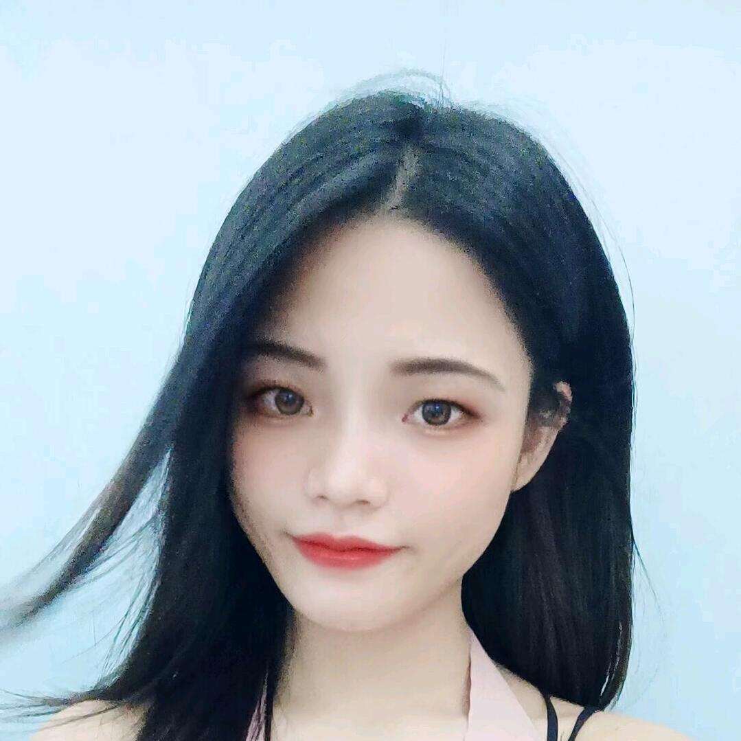 小 何