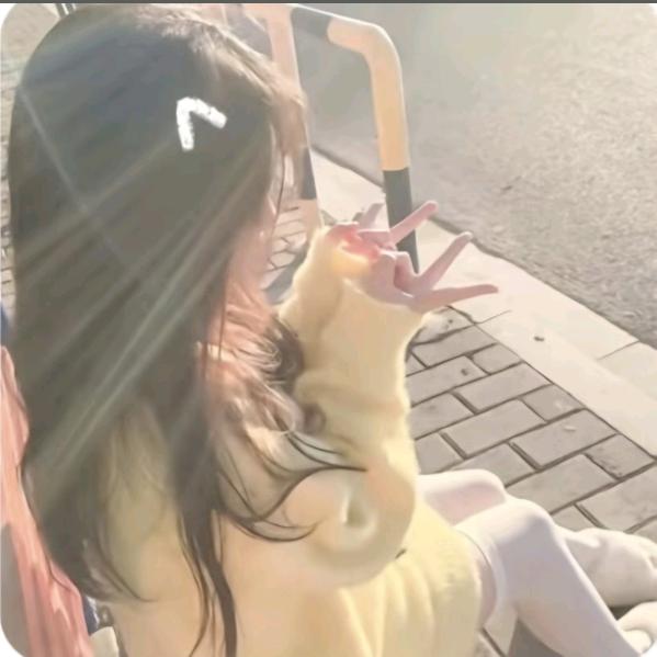 阳光下的沐浴露水蜜桃