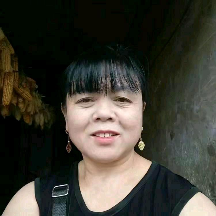 黄有琼漫步时