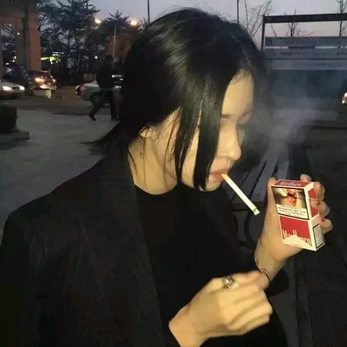 左手芝华士 右手万宝路