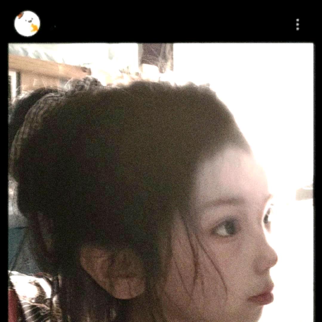 勉强微笑