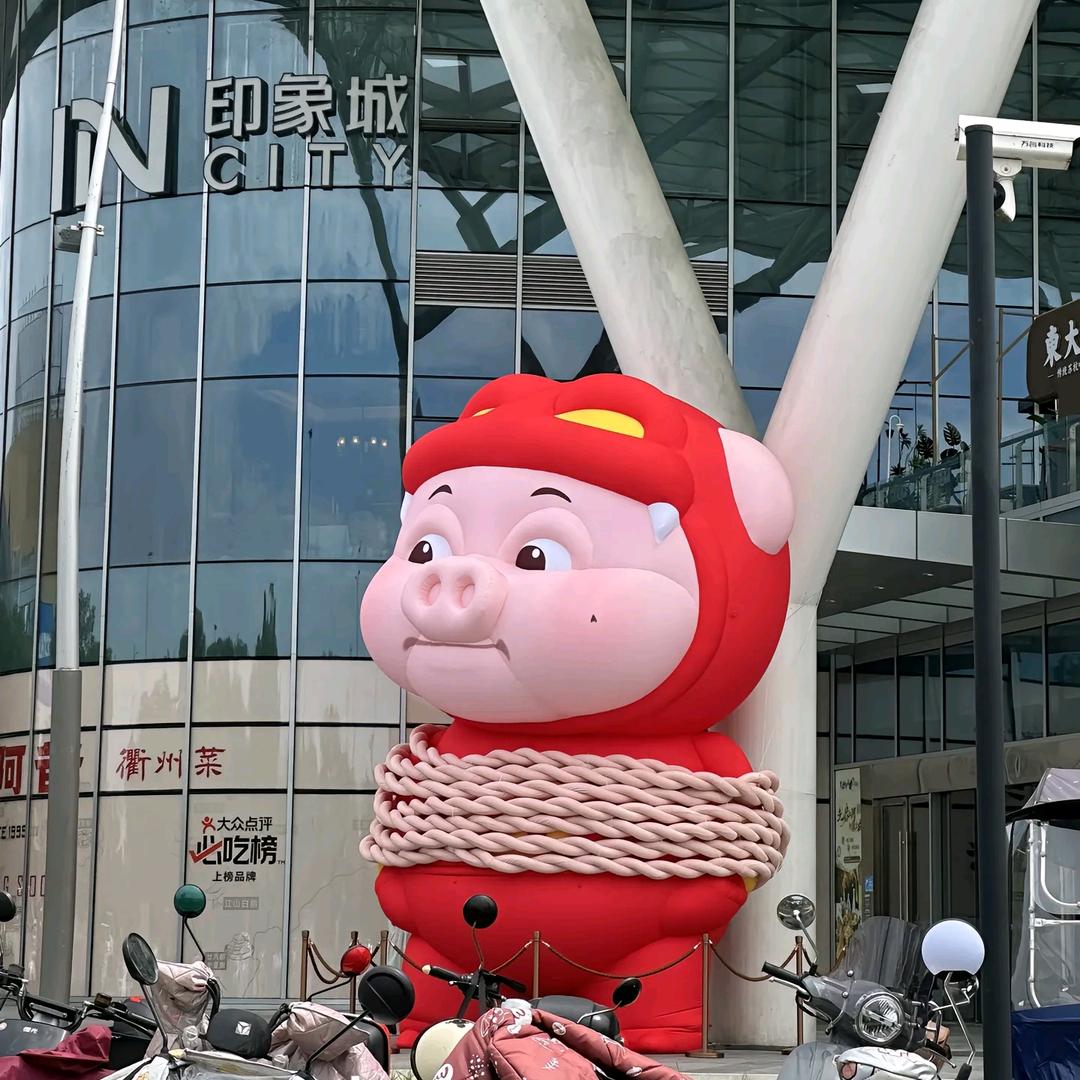 穿着拖鞋到处逛